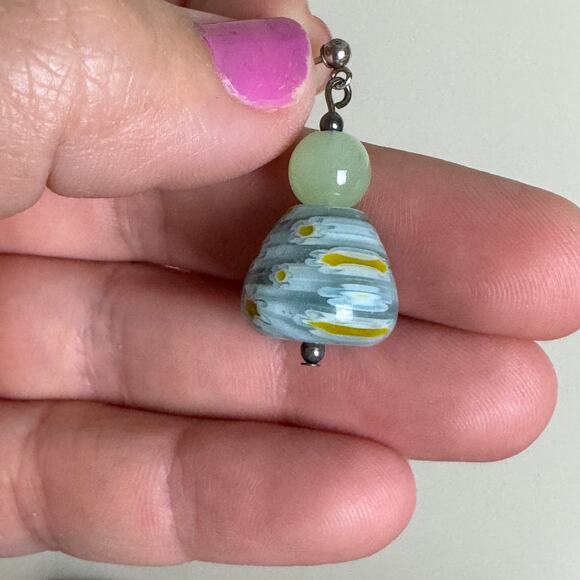 Artisan hand made white flower glass‎ bead dangle earrings for pierced ears - Picture 4 of 5